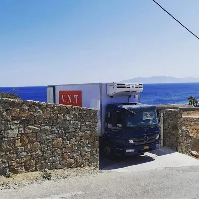 Φορτηγό VNT ΜΕΤΑΦΟΡΙΚΗ στη Μύκονο